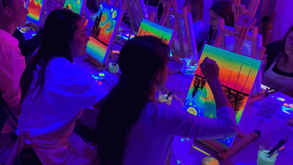 Pintar un cuadro fluorescente con pintura neon valencia - The Art Wine  House %