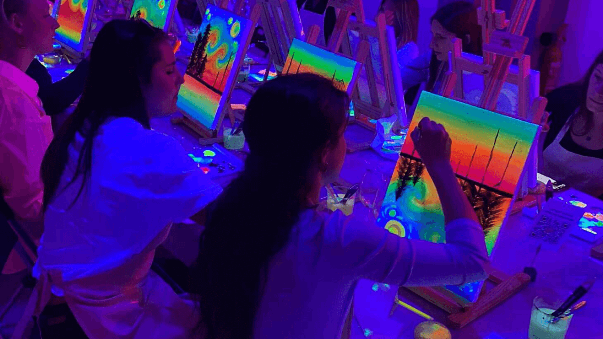 Pintar un cuadro fluorescente con pintura neon valencia - The Art