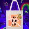 the art wine house, van gogh, wine art bar, paint bar, art and wine, pintar un cuadro fluoresecente valencia, pintar un cuadro valencia y beber vino, the starry night, la noche estrellada, planes valencia, que hacer en valencia, ocio valencia, planes ne pareja valencia, valencia secreta, teambuilding valencia, team building valencia, teamwork valencia, actividades de empresa valencia, totebag valencia, pintar tote bag, pintar bolsa de tela